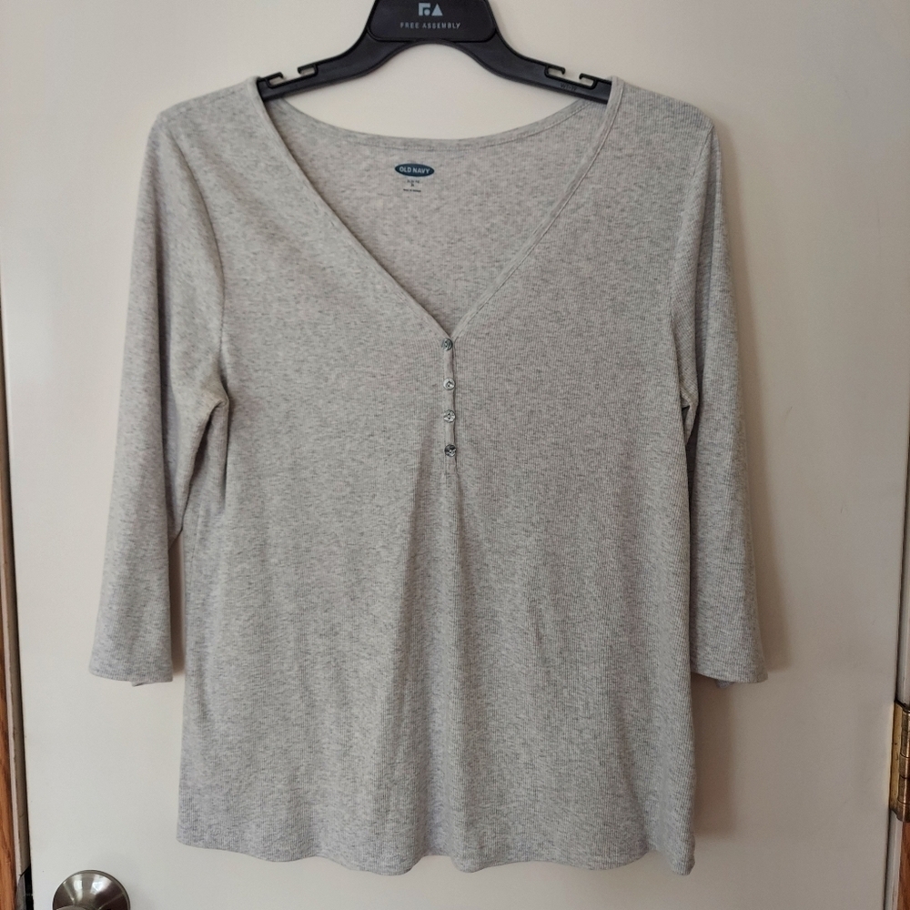 Old Navy woman top. Size XL 3/4 sleeves, cotton blend, breathable,lightweght com